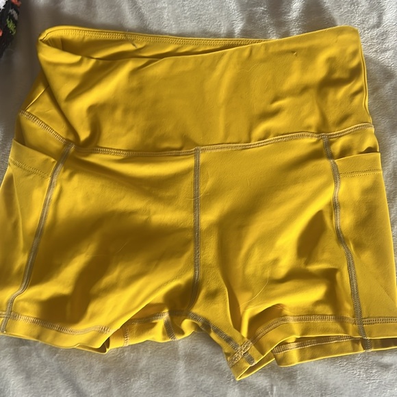 Curves and combat boots - Picture 3 of 4